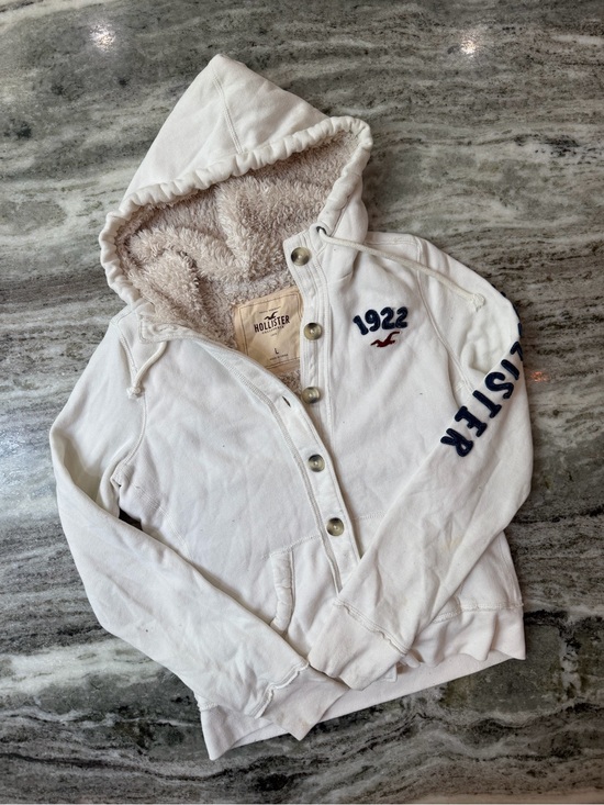 Hollister Tops - Y2K 2000s Vibe Hollister White Sherpa-Lined Hoodie with Navy Accents